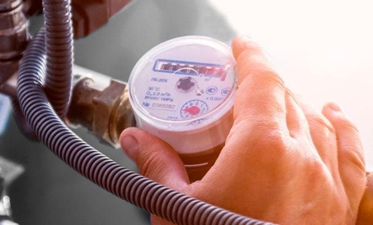 Water meter monitoring dashboard in real time with dynamic dashboards in a modern office, highlighting efficiency and practicality.